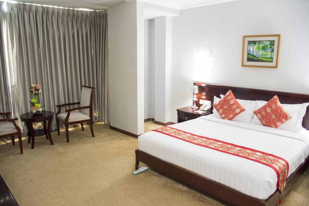 Green Leaf Hotel Yangon Extérieur photo