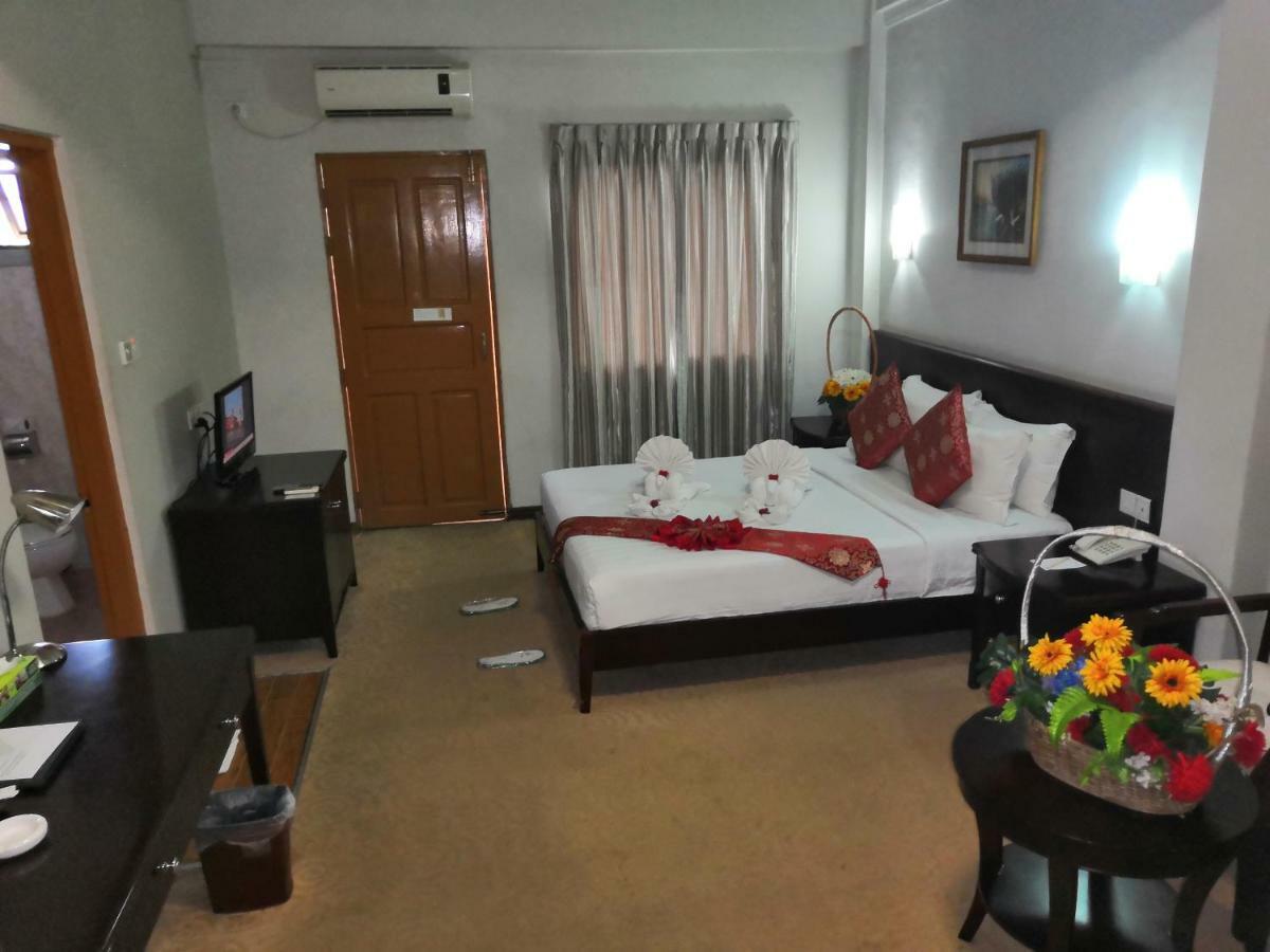 Green Leaf Hotel Yangon Extérieur photo