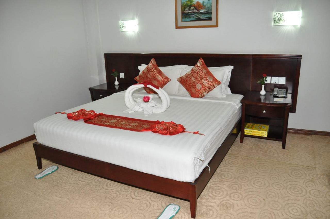 Green Leaf Hotel Yangon Extérieur photo